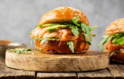 Hamburguesa De Salmon Aguacate Y Pina