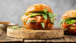 Hamburguesa De Salmon Aguacate Y Pina