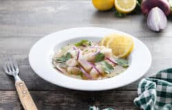 Ceviche de langostinos, aguacate y mango