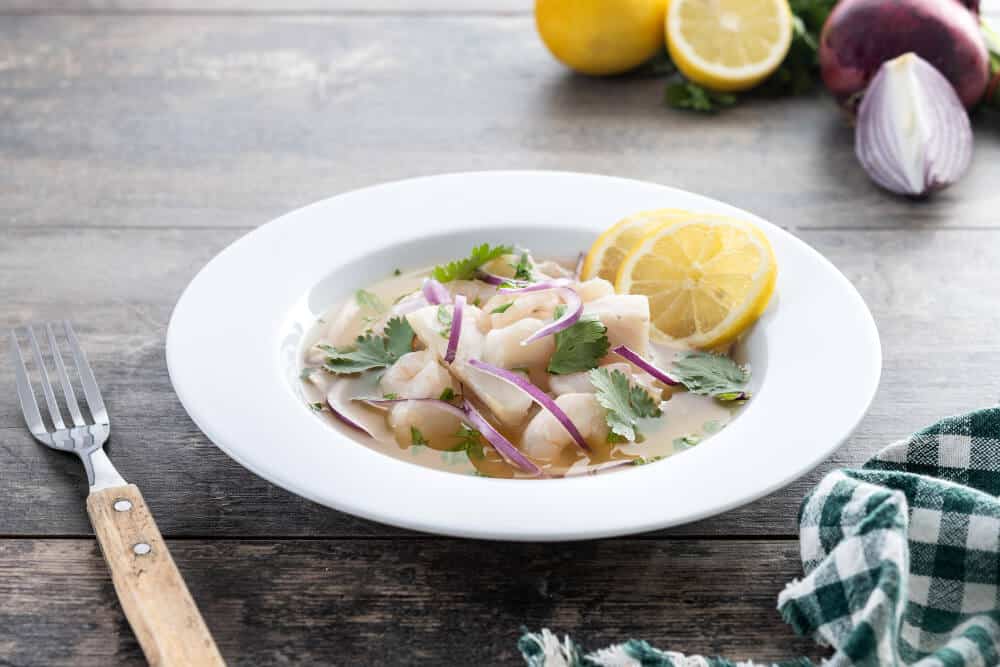 Ceviche de langostinos, aguacate y mango